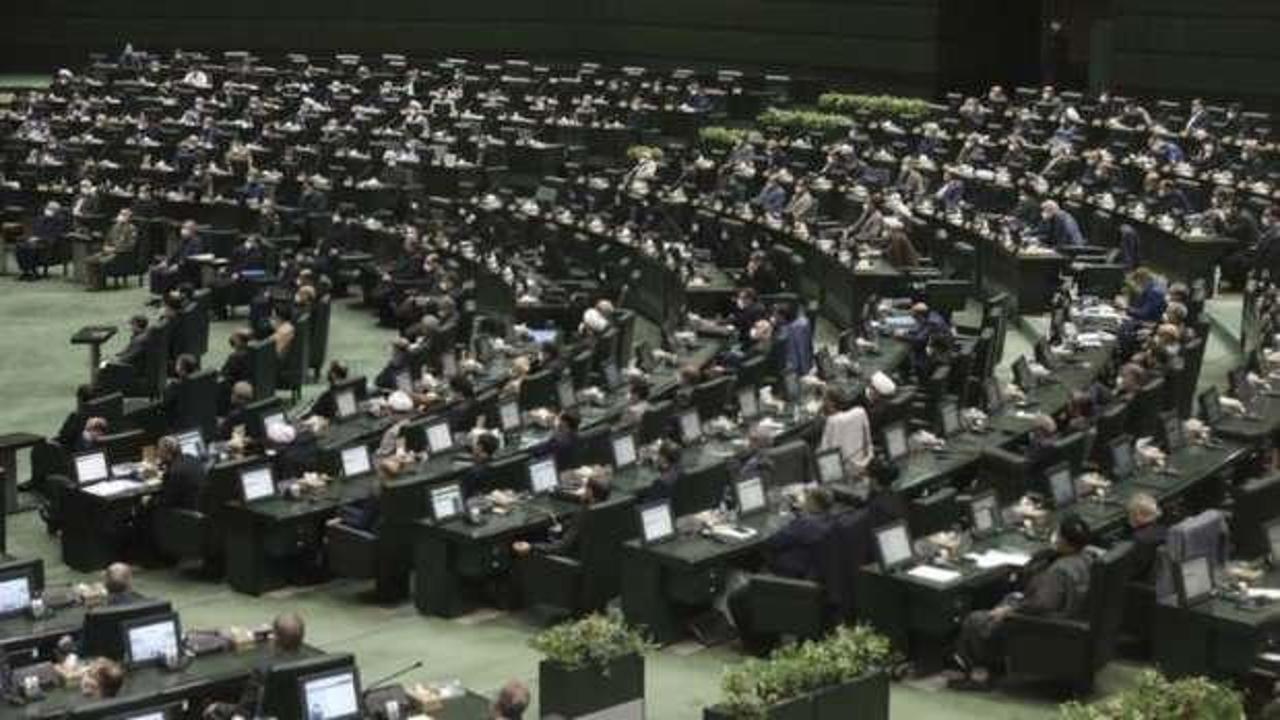 İran Meclisi'nde yangın: Vekiller tahliye edildi