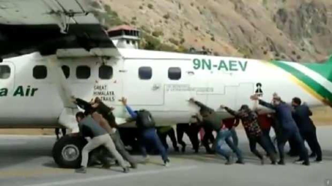 Lastiği patlayan u&ccedil;ağı yolcular itti