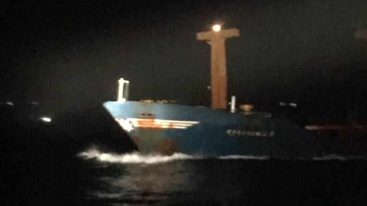 Son dakika: İstanbul Boğazı'nda gemi yolcu vapuruna çarptı!