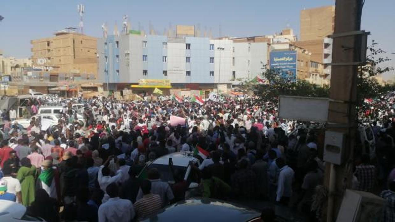 Sudan’da binler cunta yönetimine karşı yürüdü: Kışlaya geri dönün