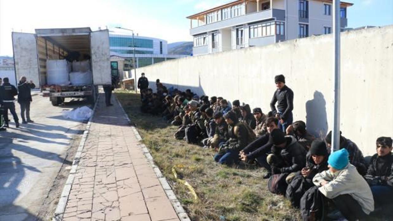 TIR'ın dorsesinden Afganistan uyruklu 56 düzensiz göçmen çıktı