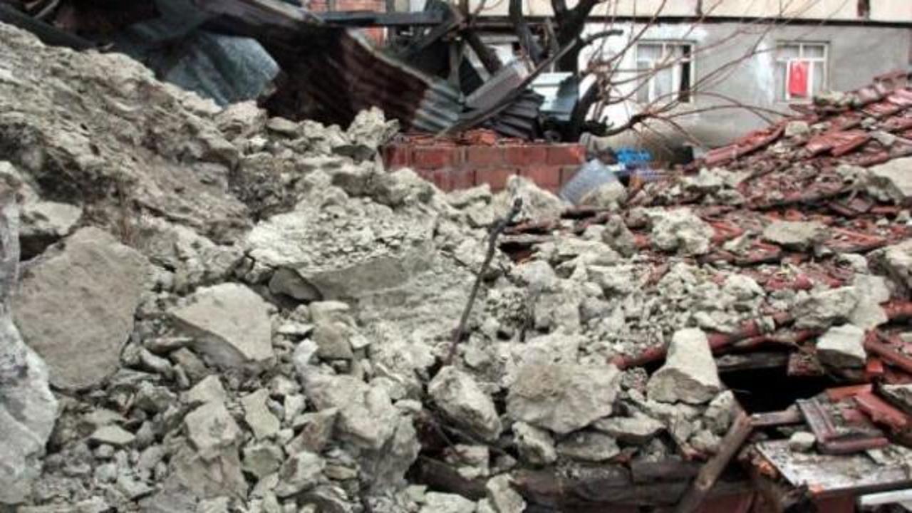 Ankara'da evlerin üzerine kaya yağdı