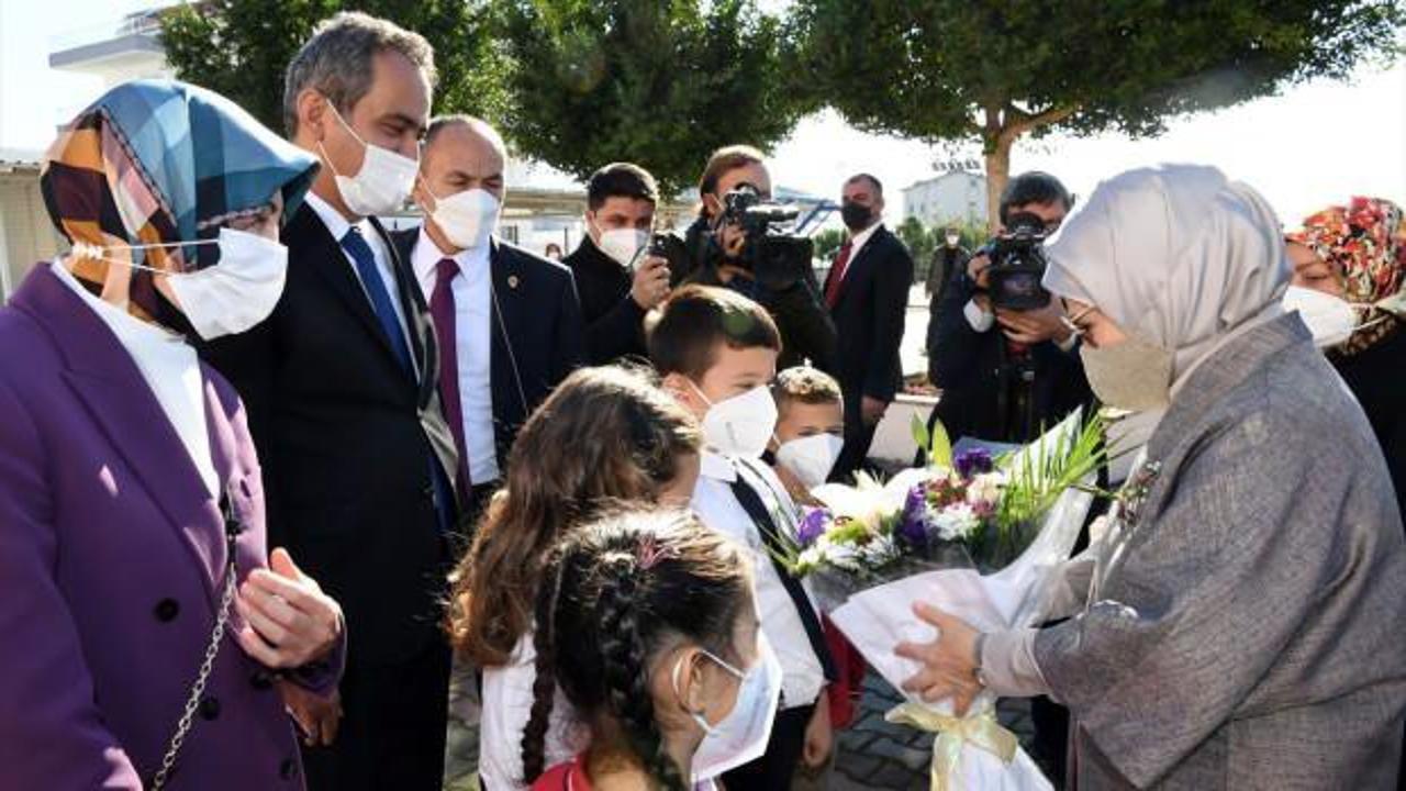 Emine Erdoğan'dan öğrencilere çifte müjde