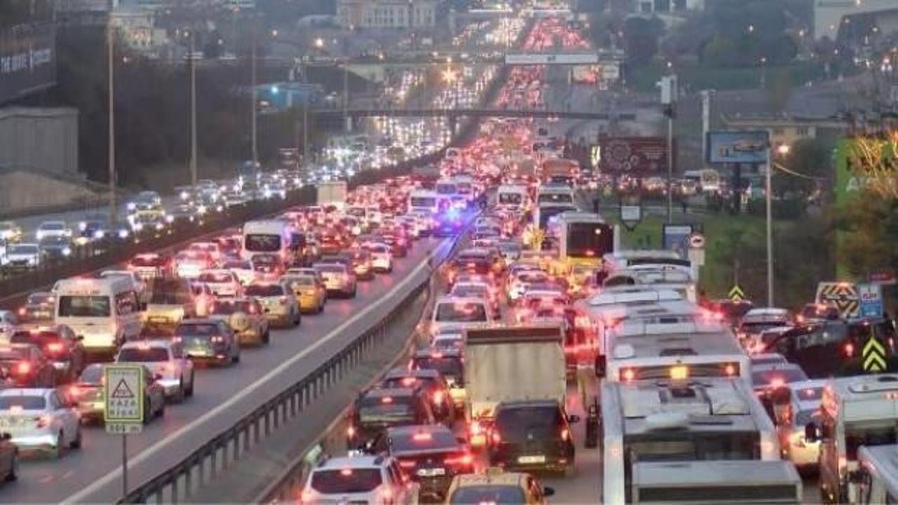 Haftanın ilk iş g&uuml;n&uuml;nde trafik yoğunluğu