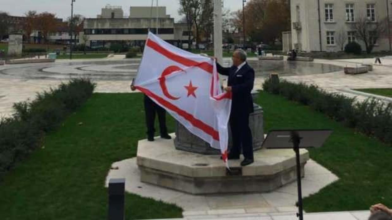 Londra'da bayrak indirildi, Kıbrıs Türkleri ayağa kalktı