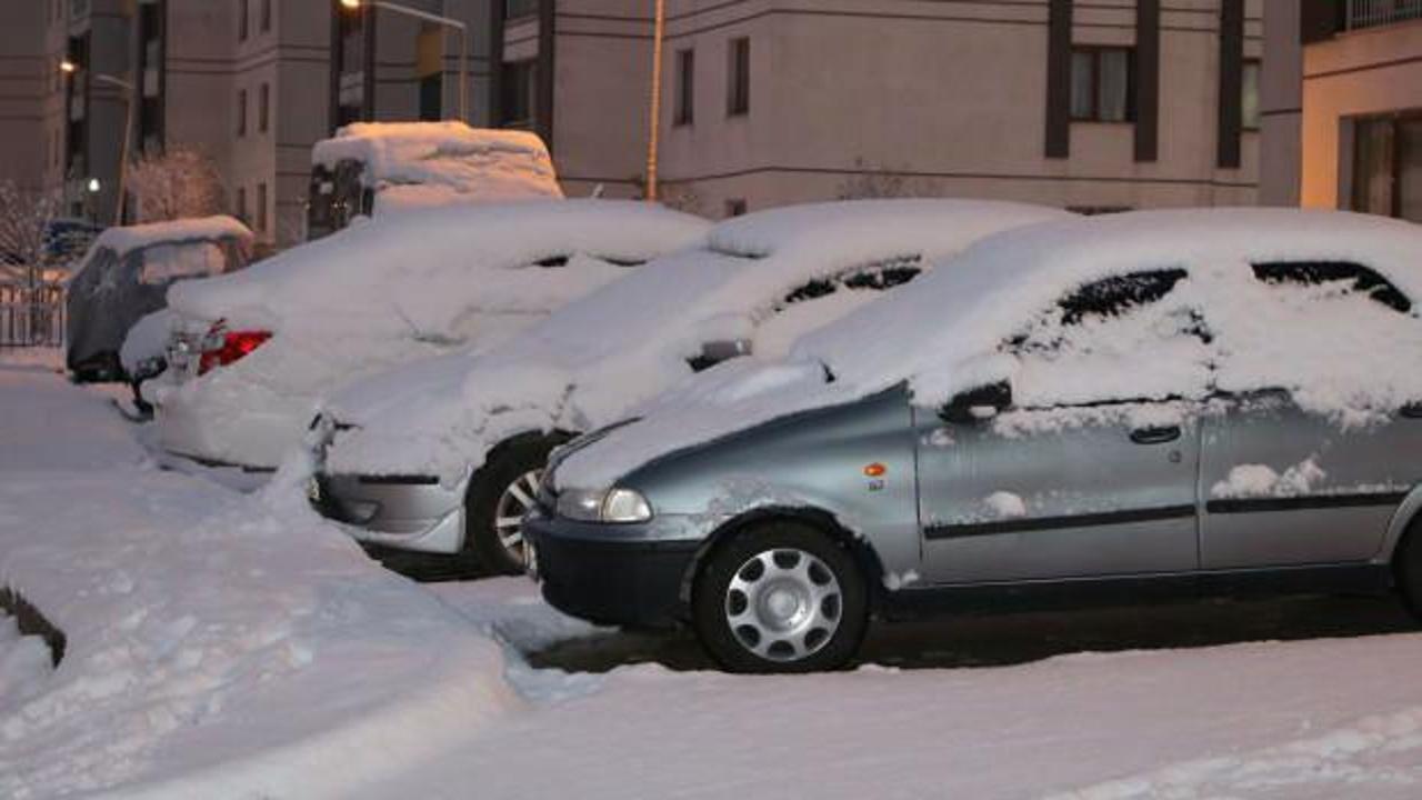 Hakkari'de kar yağışı 10 köy yolunu kapattı