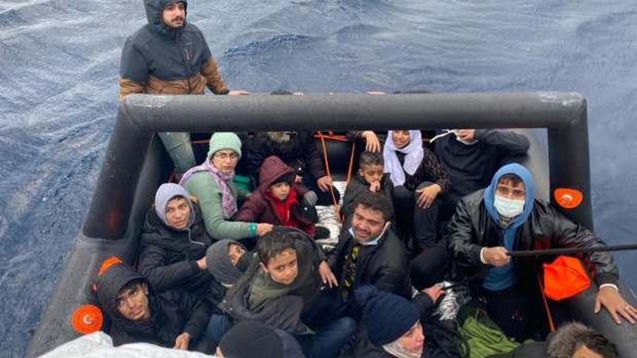 17 kaçak göçmen, batmak üzereyken kurtarıldı!