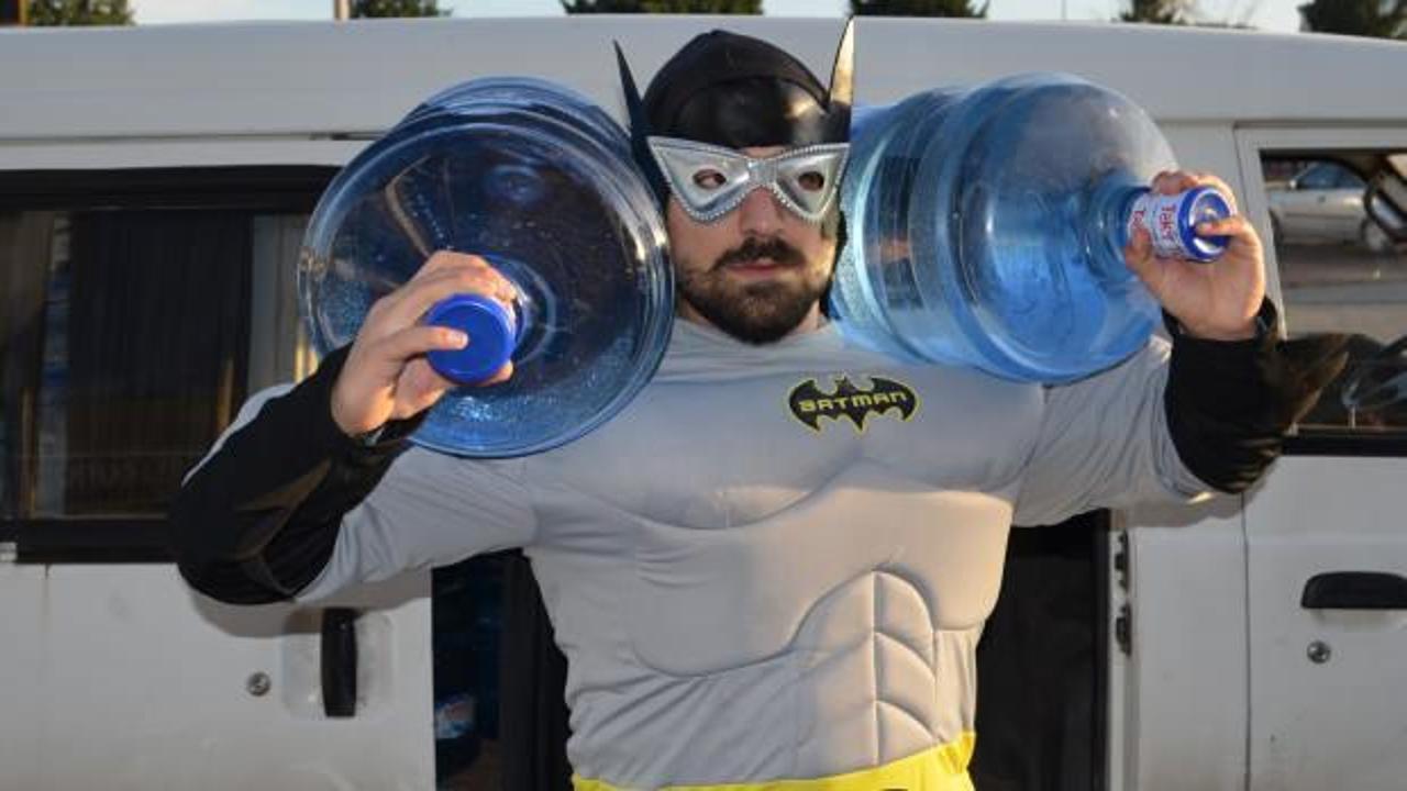 Aksaray&rsquo;da ilgin&ccedil; y&ouml;ntem! Su satışlarını arttırmak i&ccedil;in &ldquo;Batman&rdquo; kılığına girdi