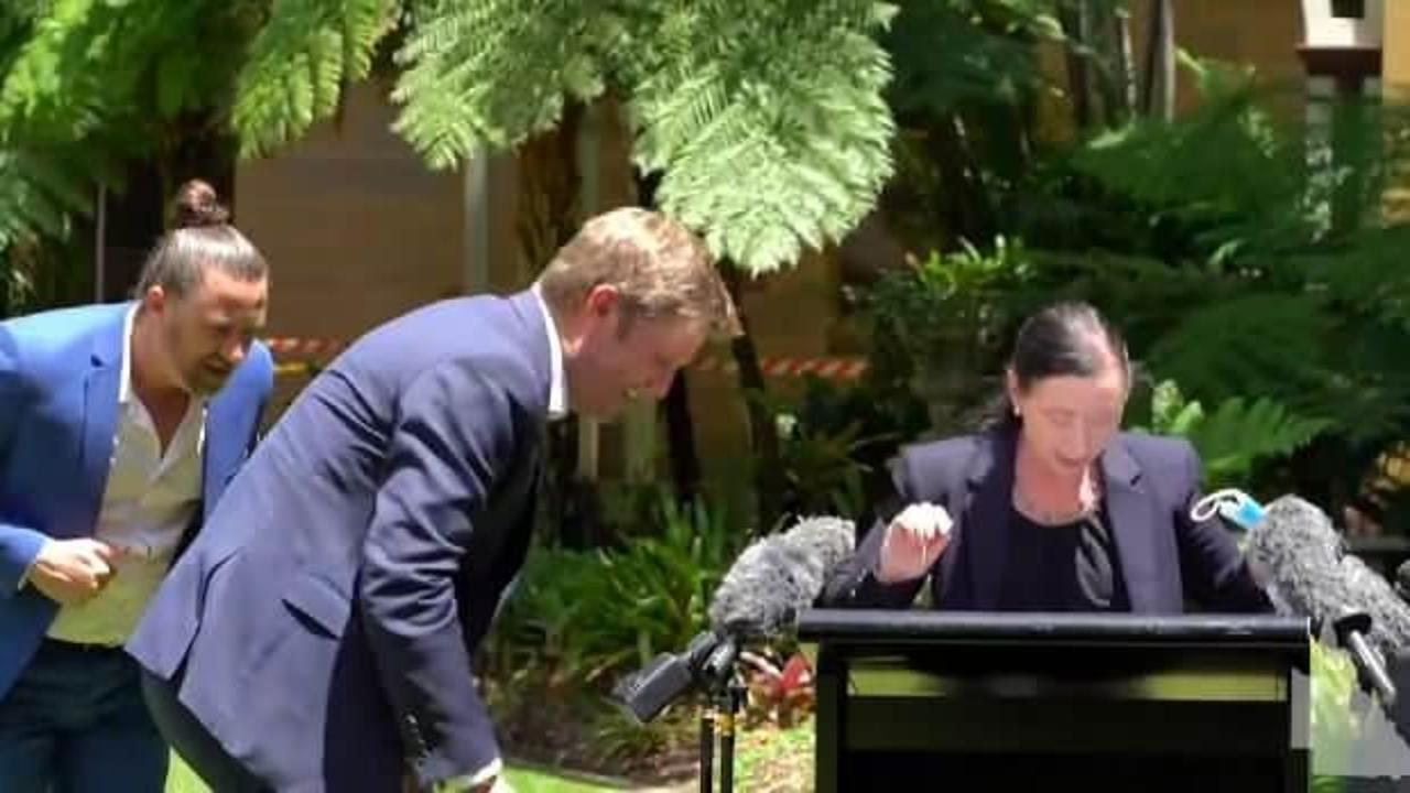 Avustralyalı Bakanın 'örümcek' paniği: Konuşmasını böldü
