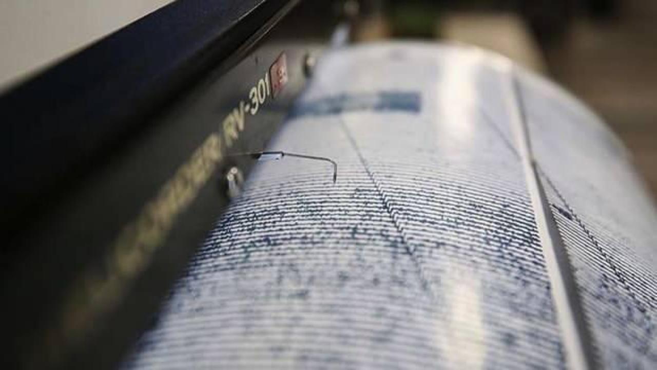 Endonezya'da 7,4 büyüklüğünde deprem!