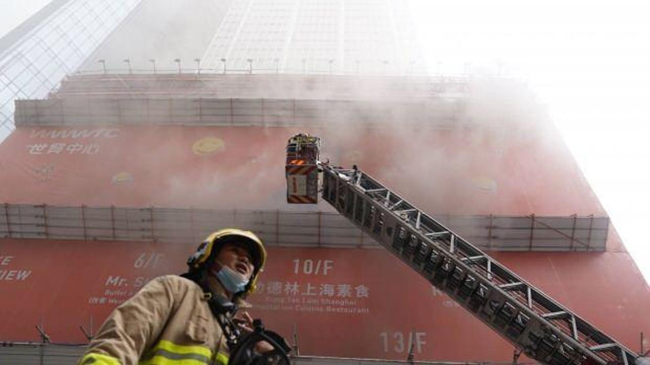 Hong Kong'ta gökdelende yangın! Onlarca mahsur