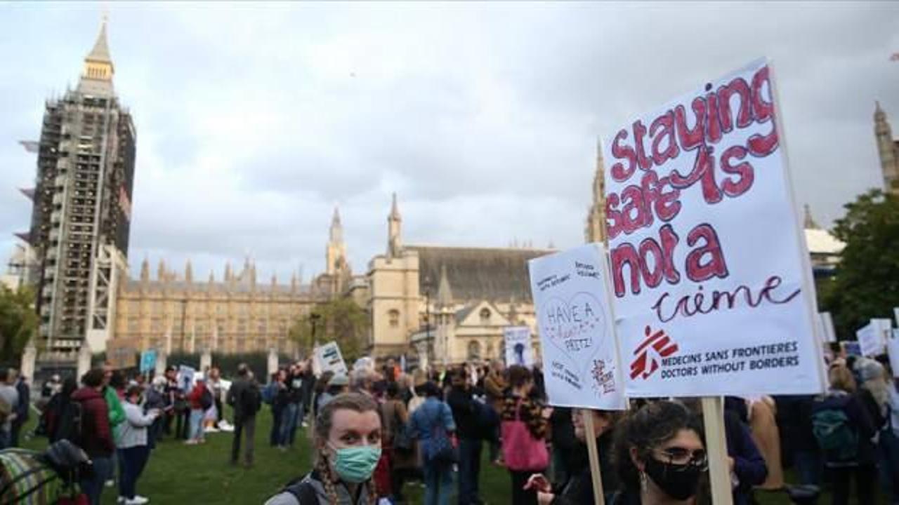 İngiltere'de başbakanlık önünde  "mülteci karşıtı" tasarıya tepki 