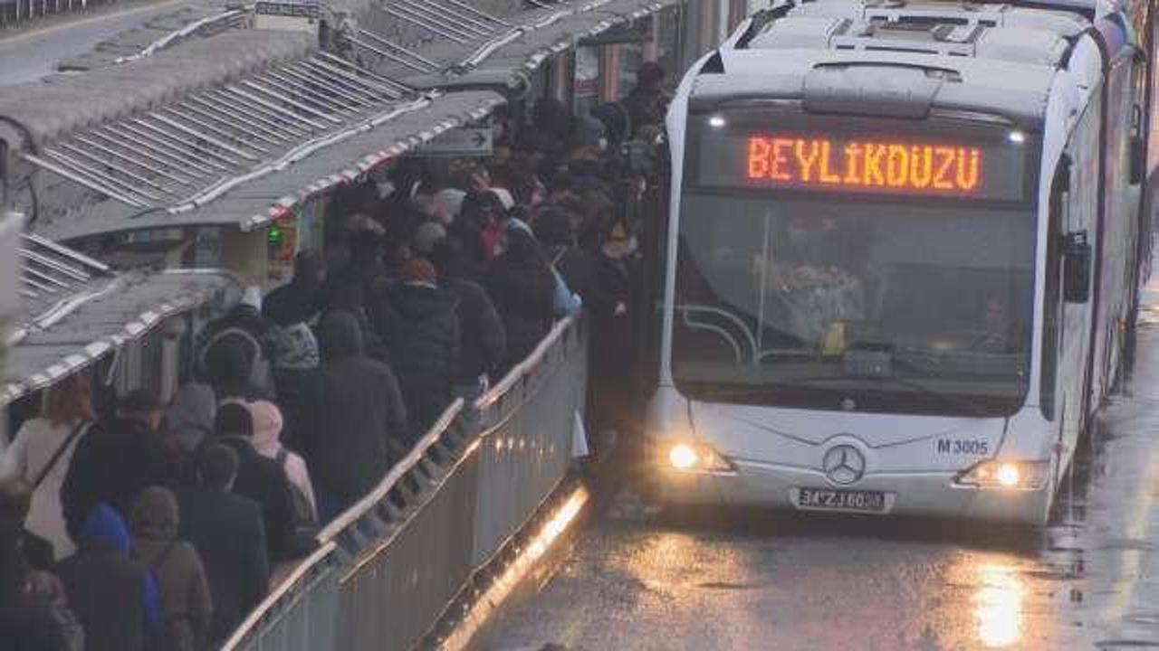 İstanbul'da yağmurun etkisiyle trafik yoğunluğu yüzde 80'e ulaştı