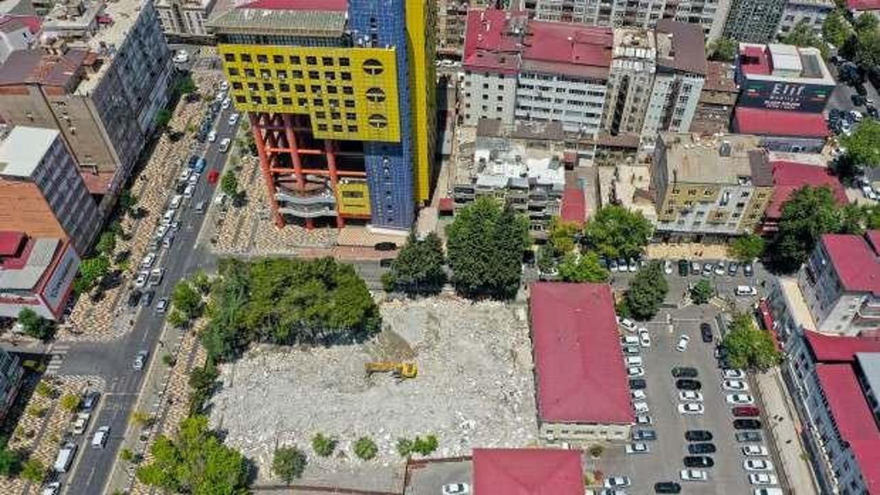 Kahramanmaraş&rsquo;ta son kiracısı da taşınıyor! D&uuml;nyanın en sa&ccedil;ma binası