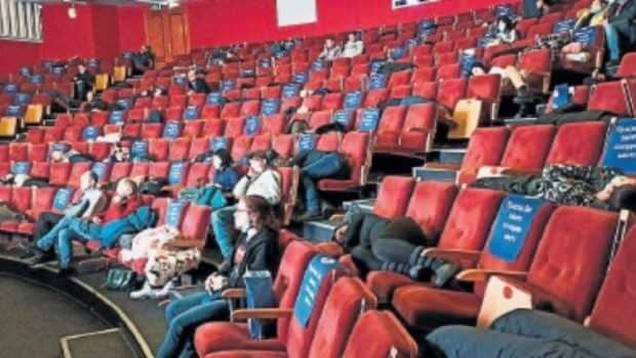 Rusya'da 120 kişi kar fırtınası nedeniyle sinemada mahsur kaldı
