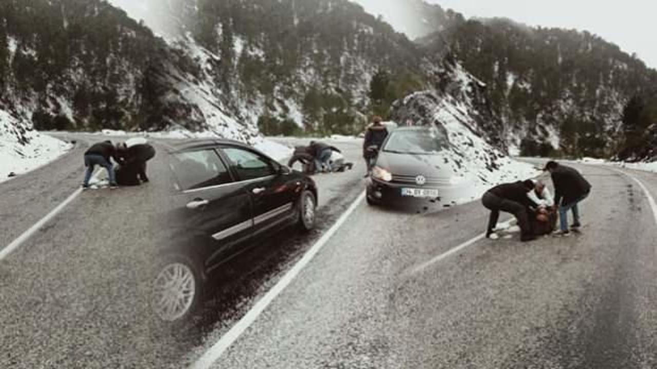 Denizli&rsquo;de korkutan anlar! Yola d&uuml;şen kaya par&ccedil;ası s&uuml;r&uuml;c&uuml;lere zor anlar 