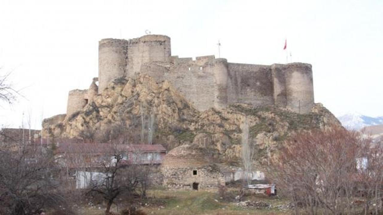 Erzurum'un Oltu kalesi yıkılma tehlikesiyle karşı karşıya! Dev yarıklar oluştu