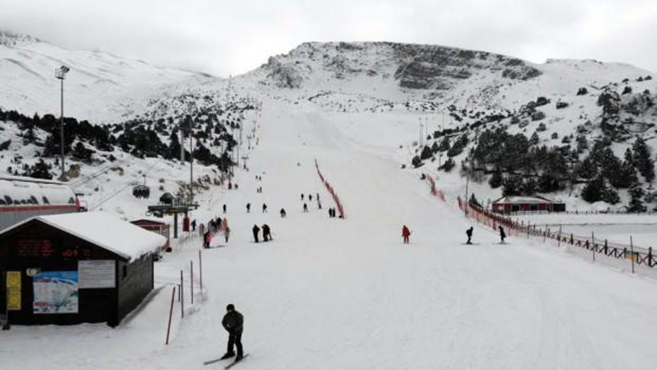 Göl manzaralı Ergan Dağı'nda kayak sezonu başladı