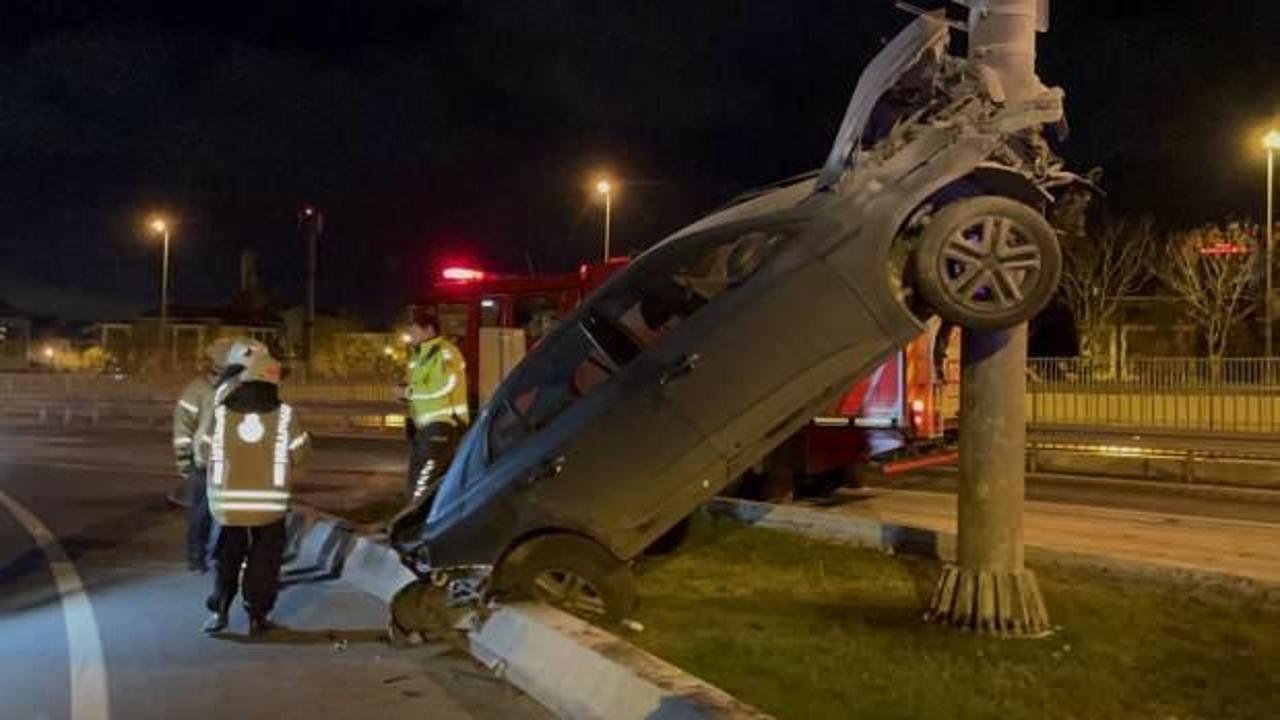 Bakırköy'de akıl almaz kaza: Direğe asılı kaldı!