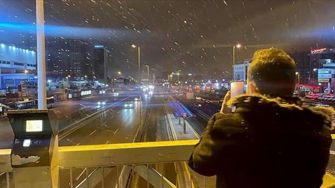 İstanbul'da bazı bölgelere kar yağdı