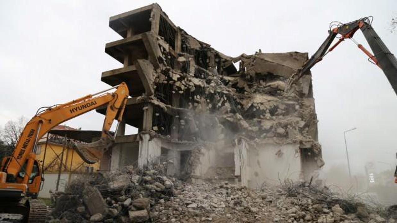 Marmara depreminde zarar gören inşaat 22 yıl sonra yıkılıyor