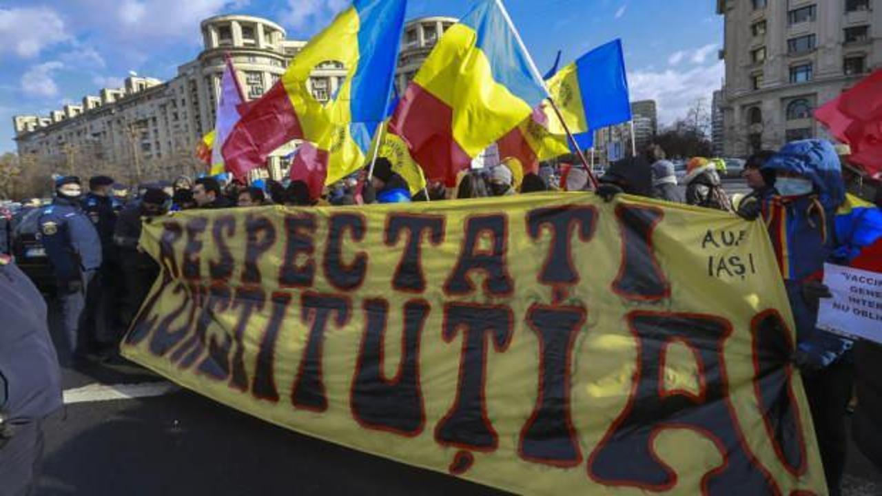 Romanya'da binlerce kişi Meclis'e yürüdü!