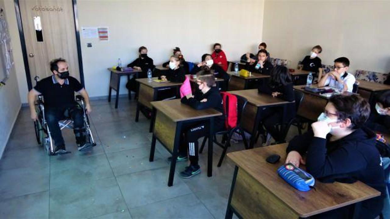 Samsun'da fedakar öğretmen öğrencileri için tekerlekli sandalyeyle ders işliyor