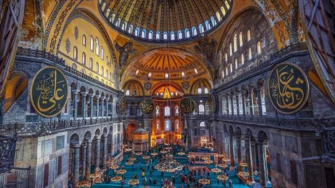 Ayasofya-i Kebir Camii&rsquo;ndeki 12 hat &uuml;stadının sergisi b&uuml;y&uuml;k ilgi g&ouml;rd&uuml;