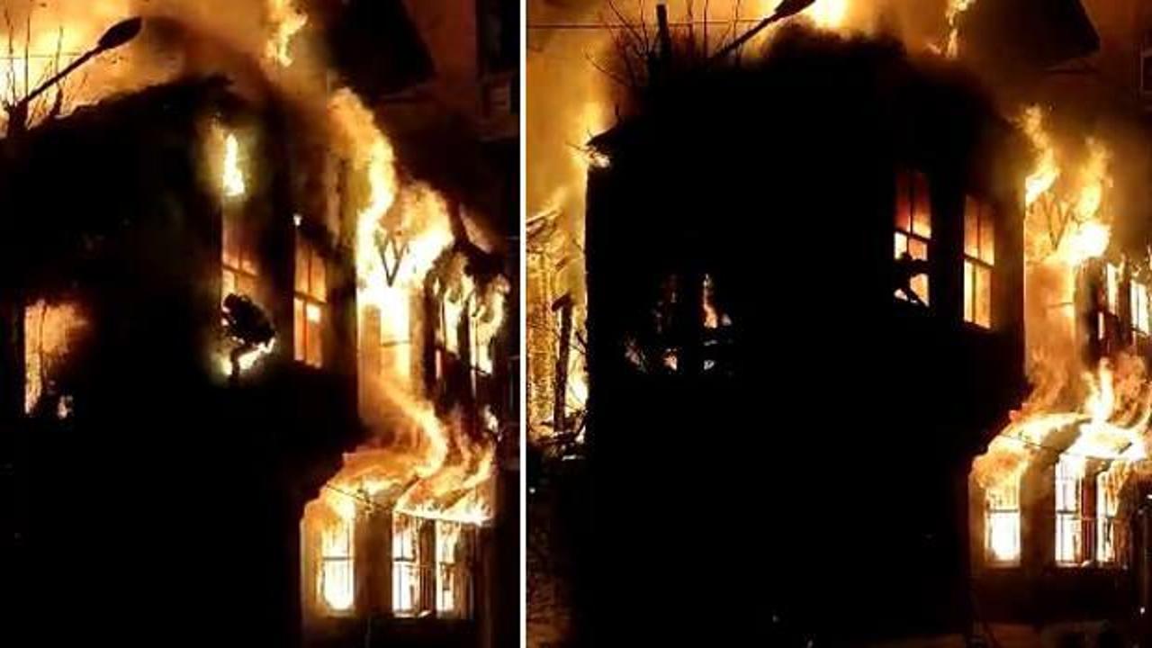 Beyoğlu'nda alev topuna d&ouml;nen binada 2 kişinin pencereden atlayarak kurtulması kamerada