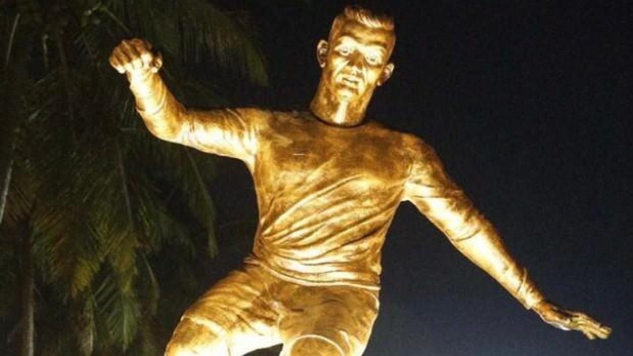 Cristiano Ronaldo'nun heykeli ülkeyi ikiye böldü