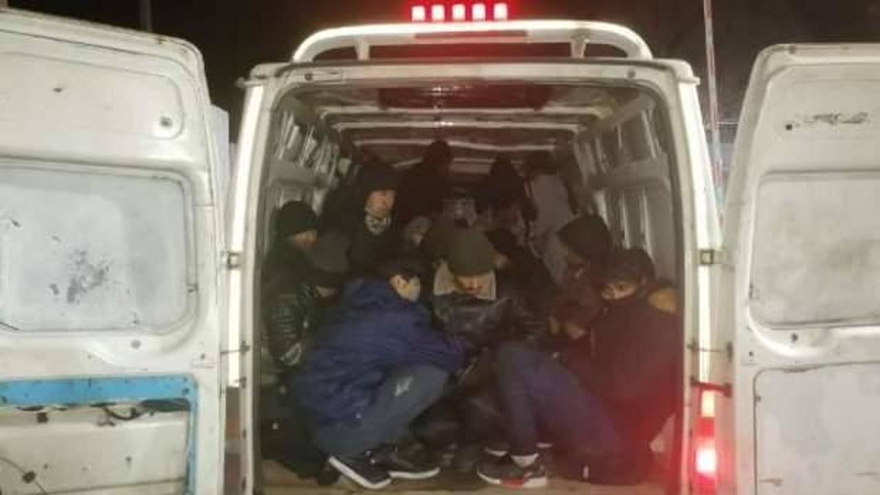 'Dur' ihtarına uymadı, minibüsünden 37 kaçak göçmen çıktı 