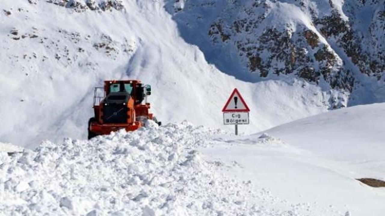 Bah&ccedil;esaray'da 2 metre karda ekiplerin yoğun meaisi