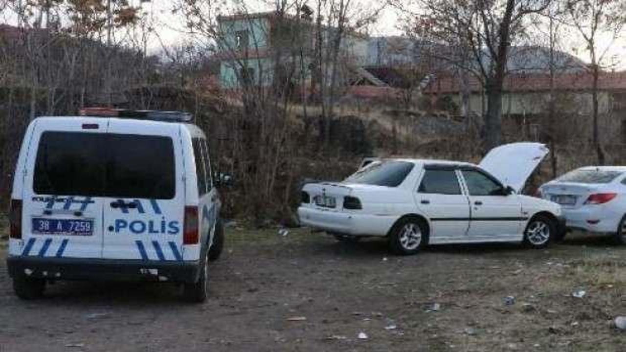 &Ccedil;aldıkları otomobilde pizza yerken yakalandılar