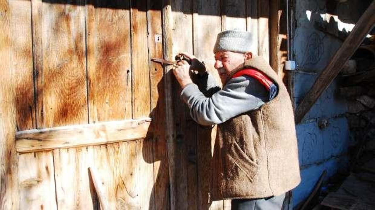 D&uuml;ğmeli evin ihtiyar delikanlısı