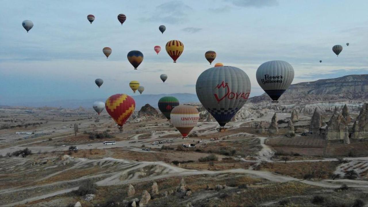 Kapadokya'da gökyüzü balonlarla renklendi