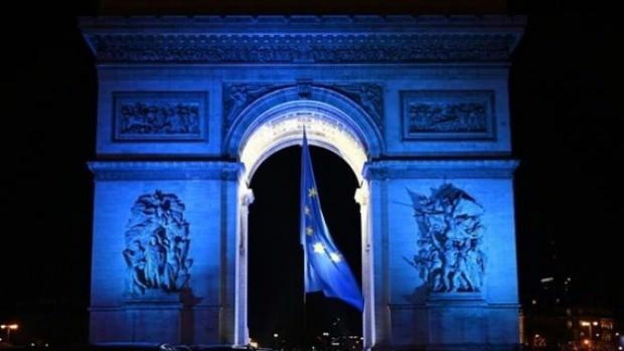 AB bayrağı Fransa'da siyasi kriz çıkardı