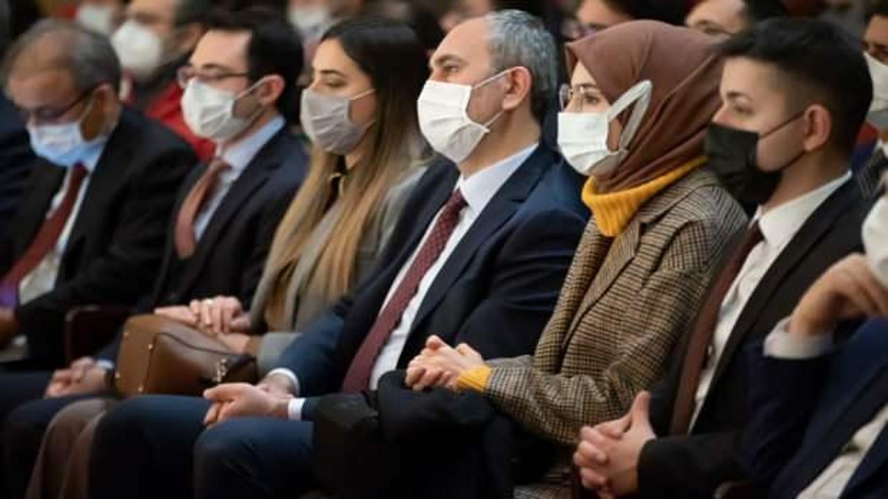 Adalet Bakanı G&uuml;l "Reis Bey" tiyatro oyununu izledi