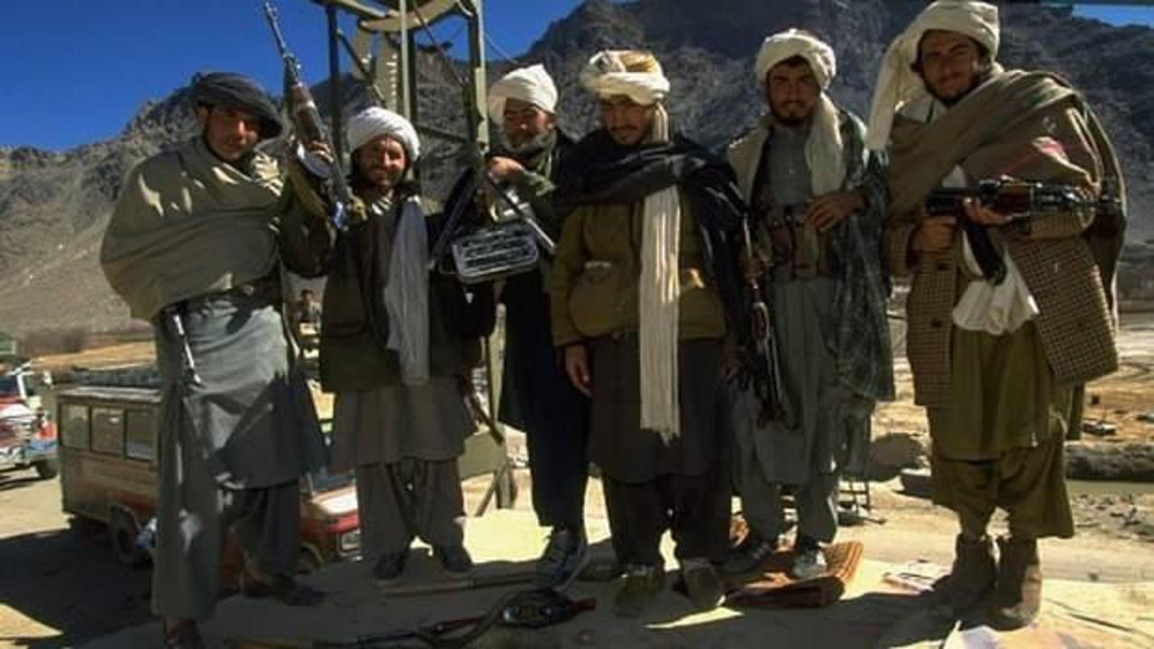 Afganistan'da Taliban istihbaratı 3 ton içkiyi Kabil Nehri'ne döktü