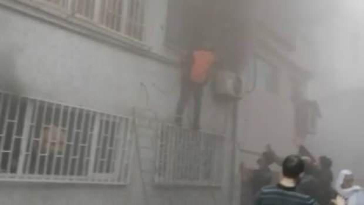 Fatih&rsquo;teki yangında can pazarı! Demir parmaklıklar kırılarak kurtarıldılar