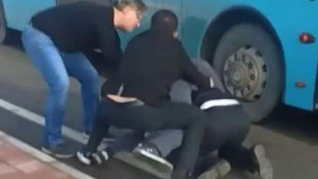 Otobüs şoförünü yere yatırıp tekme tokat dövdüler