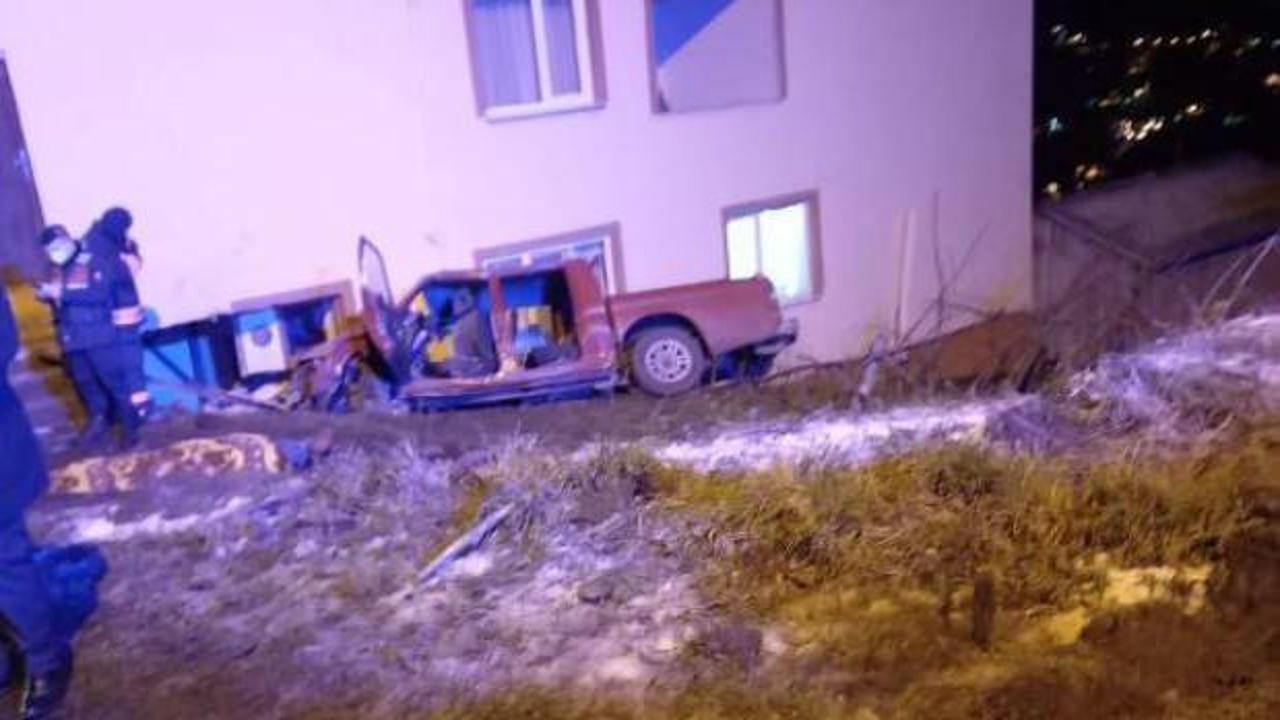 Kamyonet evin duvarına çarptı: 2 ölü, 2 yaralı