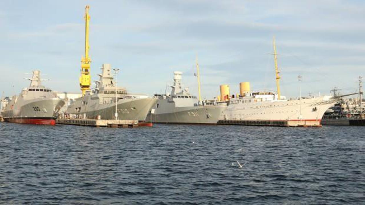 Milli Savunma Bakanlığı 'Sınıflarının ilk gemileri ilk kez yan yana' notuyla paylaştı