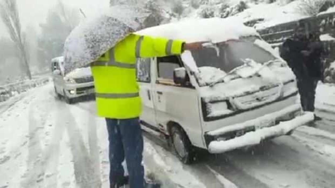 Pakistan'da yoğun kar: 23 kişi yolda mahsur kalıp hayatını kaybetti