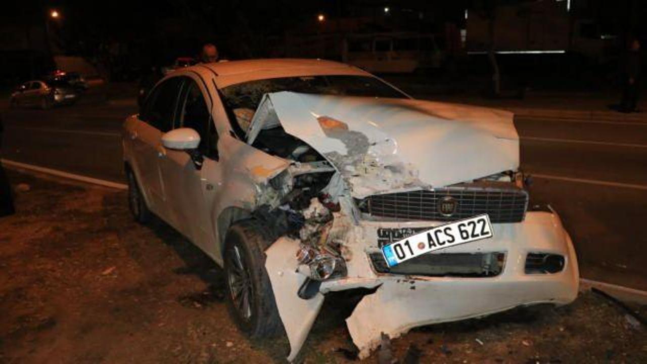 Adana'da otomobil refüjdeki ağaca çarptı: 3 yaralı