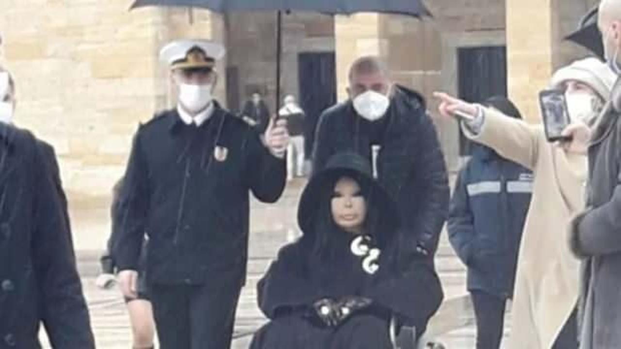 Anıtkabir'de Bülent Ersoy'a şemsiye tutan subay görevden alındı