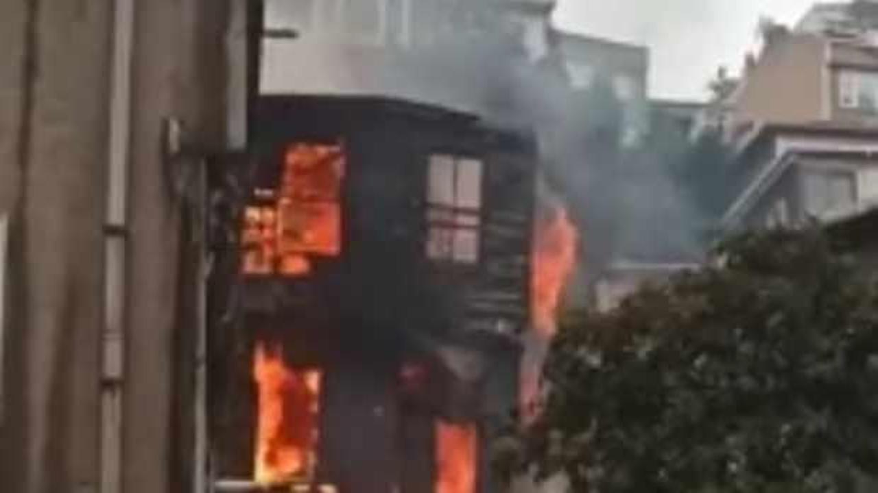 Beyoğlu’da yangın: Ahşap bina alev topuna döndü