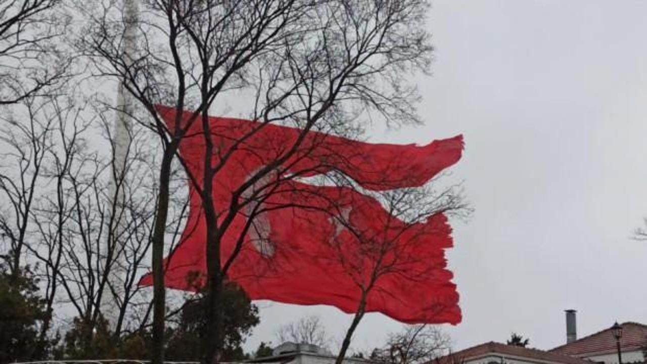 Çamlıca'daki dev Türk bayrağı şiddetli fırtına nedeniyle yırtıldı