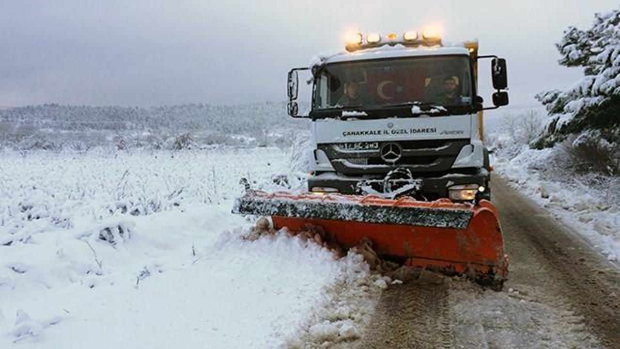 &Ccedil;anakkale&rsquo;de ekiplerin kar m&uuml;cadelesi s&uuml;r&uuml;yor! 