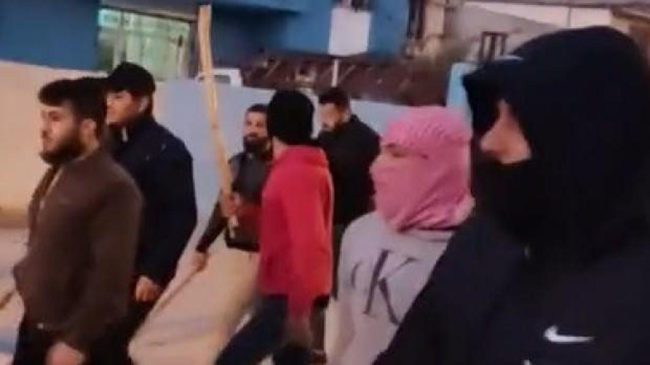 Döner bıçakları ve sopalarla sokakta yürüyen Suriyeliler sınır dışı edildi