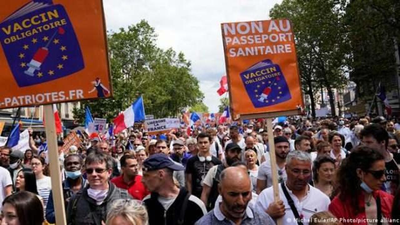 Fransa'da protestoların kaynağı olan "aşı kartı" yasası kabul edildi